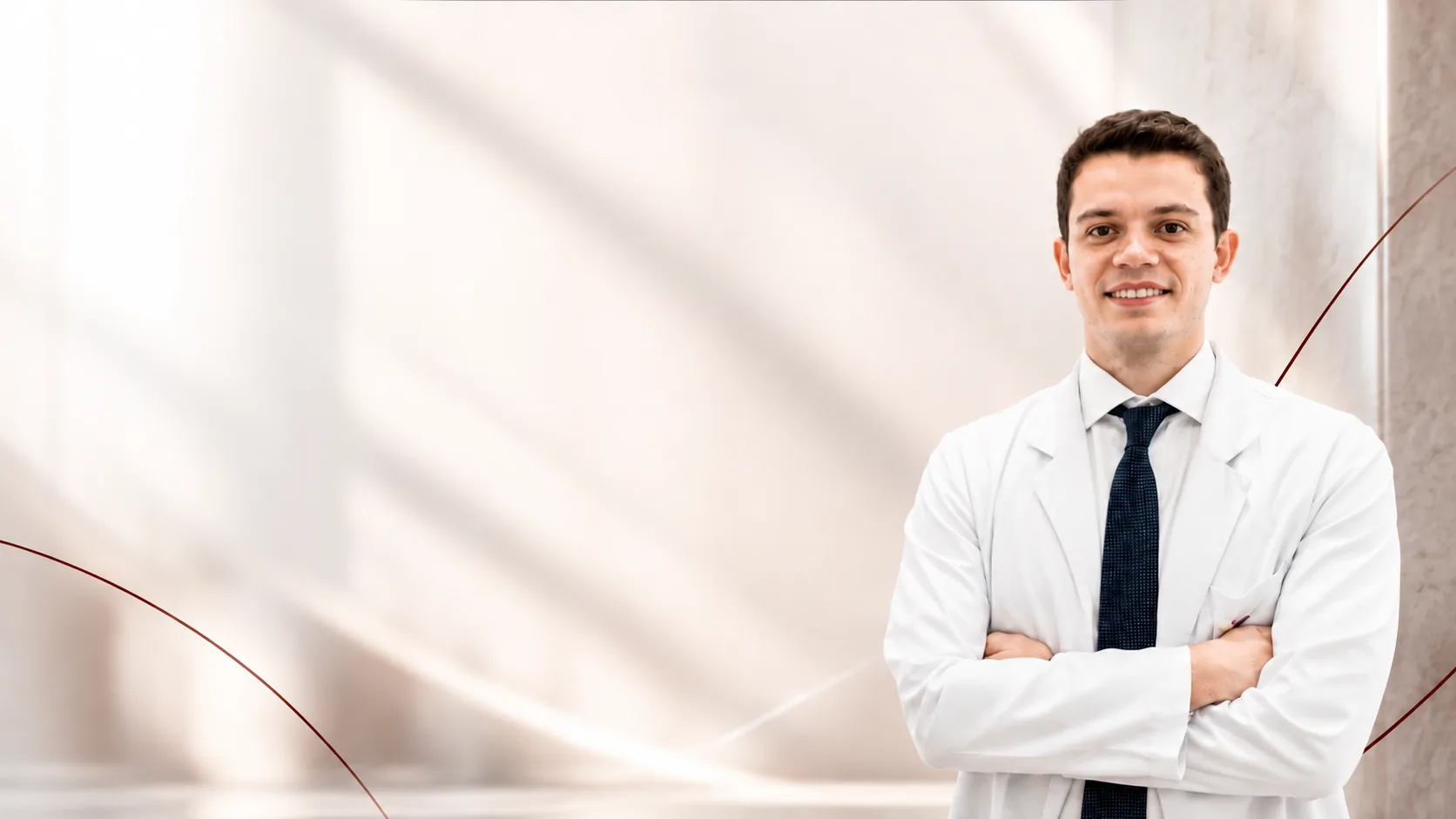 Dr. Eddio Guimarães, cardiologista em Maringá, de jaleco branco e gravata azul-marinho, em ambiente de consultório